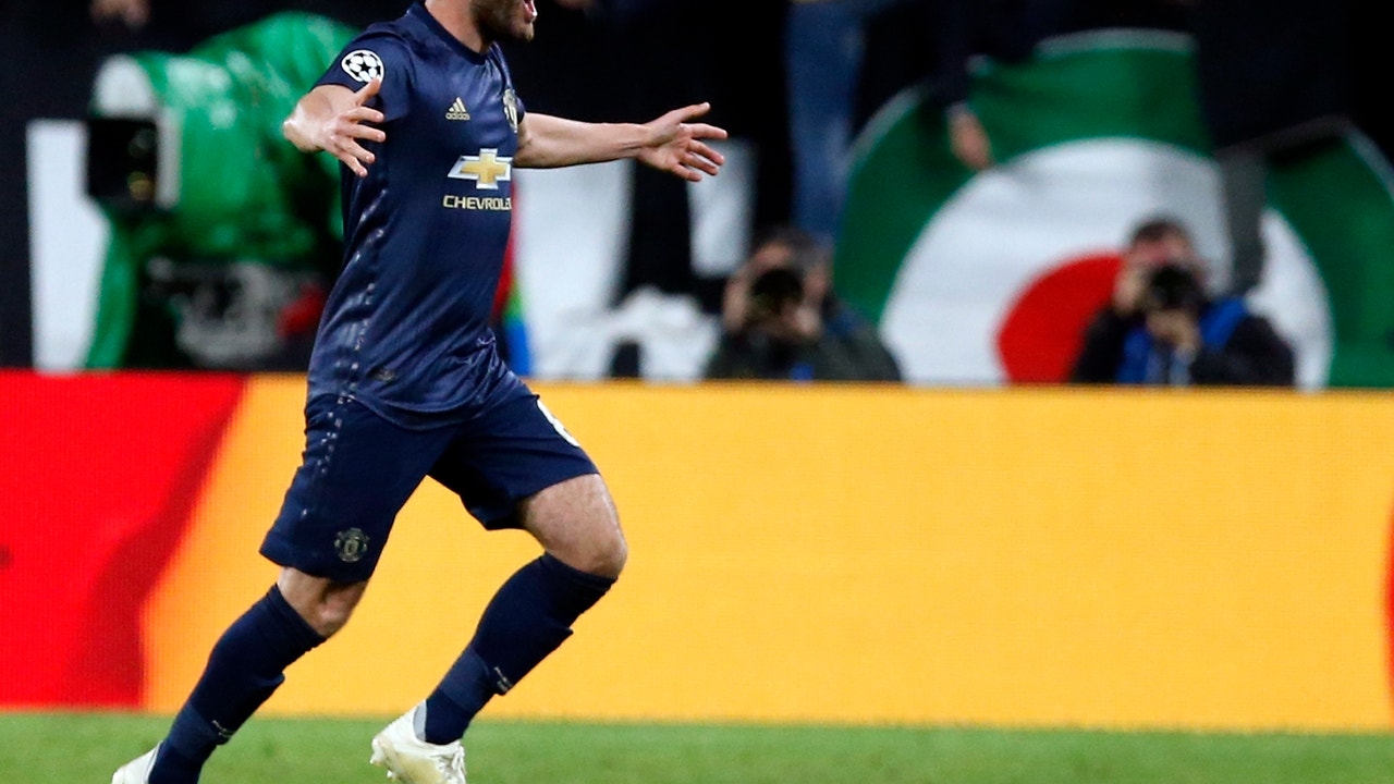 Man United score 2 late goals to win 2-1 at Juventus